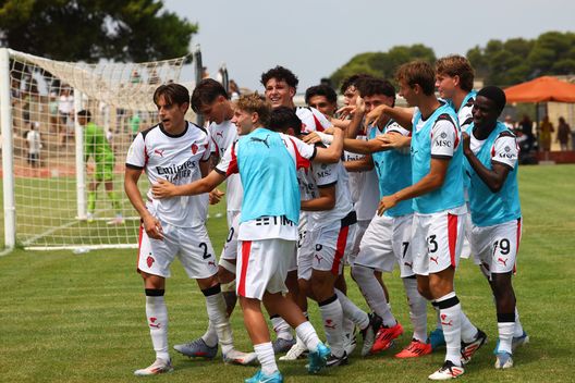 LECCE, ITALIA - 17 AGOSTO: Simone Lontani dell'AC Milan U20 esulta con i compagni di squadra dopo aver segnato il gol del vantaggio durante la partita di Primavera 1 tra US Lecce U20 e AC Milan U20 allo Stadio Deghi il 17 agosto 2025 a Lecce, Italia. (Foto di AC Milan/AC Milan via Getty Images) Milan Primavera: una vittoria che da morale per ridurre il gap- immagine 2