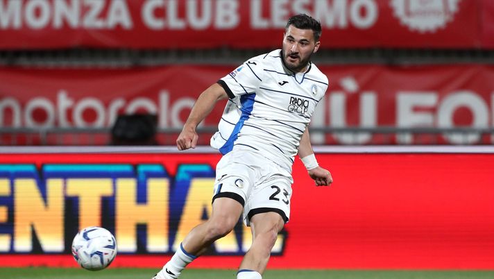 MONZA, ITALY - APRIL 21: Sead Kolasinac of Atalanta BC in action during the Serie A TIM match between AC Monza and Atalanta BC at U-Power Stadium on April 21, 2024 in Monza, Italy. (Photo by Marco Luzzani/Getty Images) Atalanta, lesione al bicipite femorale per Kolasinac: non ci sarà contro la Roma - immagine 1