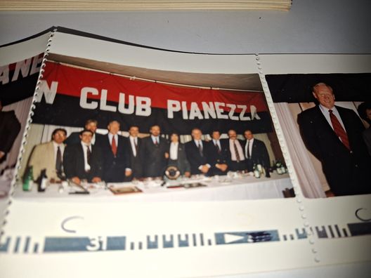 La dirigenza del Milan Club Pianezza insieme all'ospite d'onore Nils Liedholm, in uno scatto storico degli anni '80. Il 'Barone' svedese, che aveva già legato il suo nome al club, fu più volte ospite a Pianezza in quel periodo. Foto ceduta dal Milan Club Pianezza 'Nils Liedholm'. ESCLUSIVA, Milan Club Pianezza tra orgoglio e una delusione con la proprietà: “Siamo trattati come clienti”- immagine 3