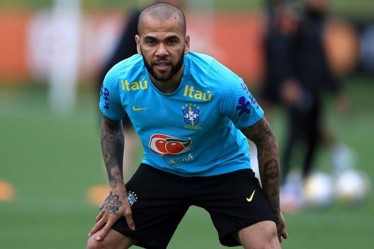 Dani Alves fa felice un bambino sulla spiaggia: “Il giorno più bello della mia vita” Dani Alves fa felice un bambino sulla spiaggia: “Il giorno più bello della mia vita” - immagine 1