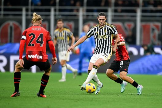 MILAN, ITALY - OCTOBER 22: Adrien Rabiot of Juventus during the Serie A TIM match between AC Milan and Juventus at Stadio Giuseppe Meazza on October 22, 2023 in Milan, Italy. (Photo by Daniele Badolato - Juventus FC/Juventus FC via Getty Images) Milan-Rabiot: trattativa, suggestione o semplice boutade di mercato?- immagine 2