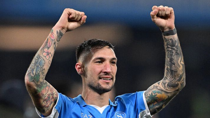 NAPLES, ITALY - JANUARY 25: Matteo Politano of Napoli celebrates the victory after the Serie A match between Napoli and Juventus at Stadio Diego Armando Maradona on January 25, 2025 in Naples, Italy. (Photo by Francesco Pecoraro/Getty Images) Cinque nomi per la 24a giornata: i centrocampisti che potete schierare al fantacalcio - immagine 1
