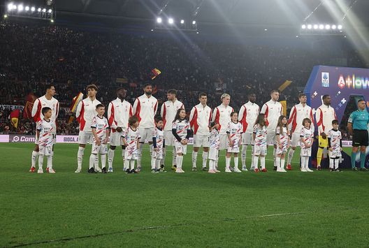 ROME, ITALY - MAY 18: Players of the AC Milan line up prior to the Serie A match between Roma and AC Milan at Stadio Olimpico on May 18, 2025 in Rome, Italy. (Photo by Claudio Villa/AC Milan via Getty Images) roma-milan-campionato-dato-statistica-numeri-sconfitte-casa-trasferta