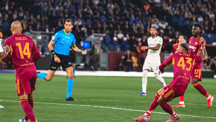ROME, ITALY - MAY 04: Wesley of AS Roma scores the second goal for his team during the Serie A match between AS Roma and ACF Fiorentina at Stadio Olimpico on May 04, 2026 in Rome, Italy. (Photo by Fabio Rossi/AS Roma via Getty Images) La moViola: Koné su Ndour, rigore? Manca qualche giallo ma Zufferli bravo - immagine 1