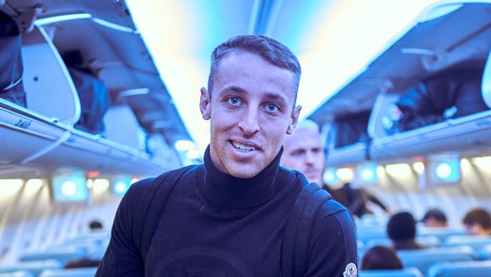 COMO, ITALY - FEBRUARY 24: Davide Frattesi of FC Internazionale boards the plane during the Inter travel to Lecce on February 24, 2024 in Como, Italy. (Photo by Mattia Ozbot - Inter/Inter via Getty Images) Sky – Forest serio su Frattesi: arriverà quest’offerta. Palestra può essere molto lunga o… - immagine 1