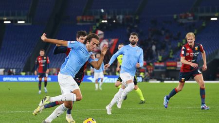 ROME, ITALY - DECEMBER 05: Matteo Guendouzi of SS Lazio runs with the ball whilst under pressure from Aaron of Genoa CFC during the Coppa Italia match between SS Lazio and Genoa at Olimpico Stadium on December 05, 2023 in Rome, Italy. (Photo by Paolo Bruno/Getty Images)