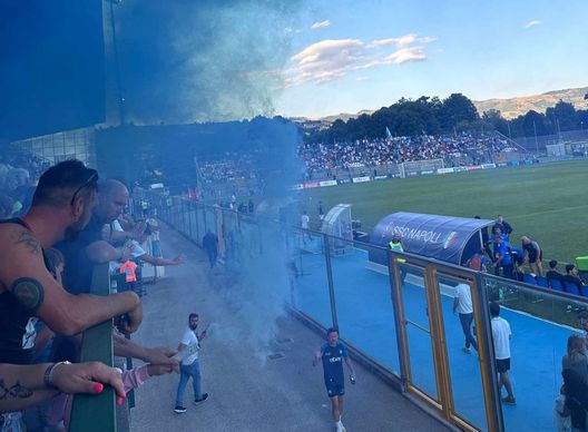 FOTO Mario Rui lascia il Patini tra gli applausi del pubblico: il saluto ai tifosi- immagine 2