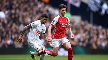 LONDON, ENGLAND - APRIL 28: Declan Rice of Arsenal takes on Cristian Romero of Tottenham Hotspur during the Premier League match between Tottenham Hotspur and Arsenal FC at Tottenham Hotspur Stadium on April 28, 2024 in London, England. (Photo by Justin Setterfield/Getty Images) (Photo by Justin Setterfield/Getty Images)