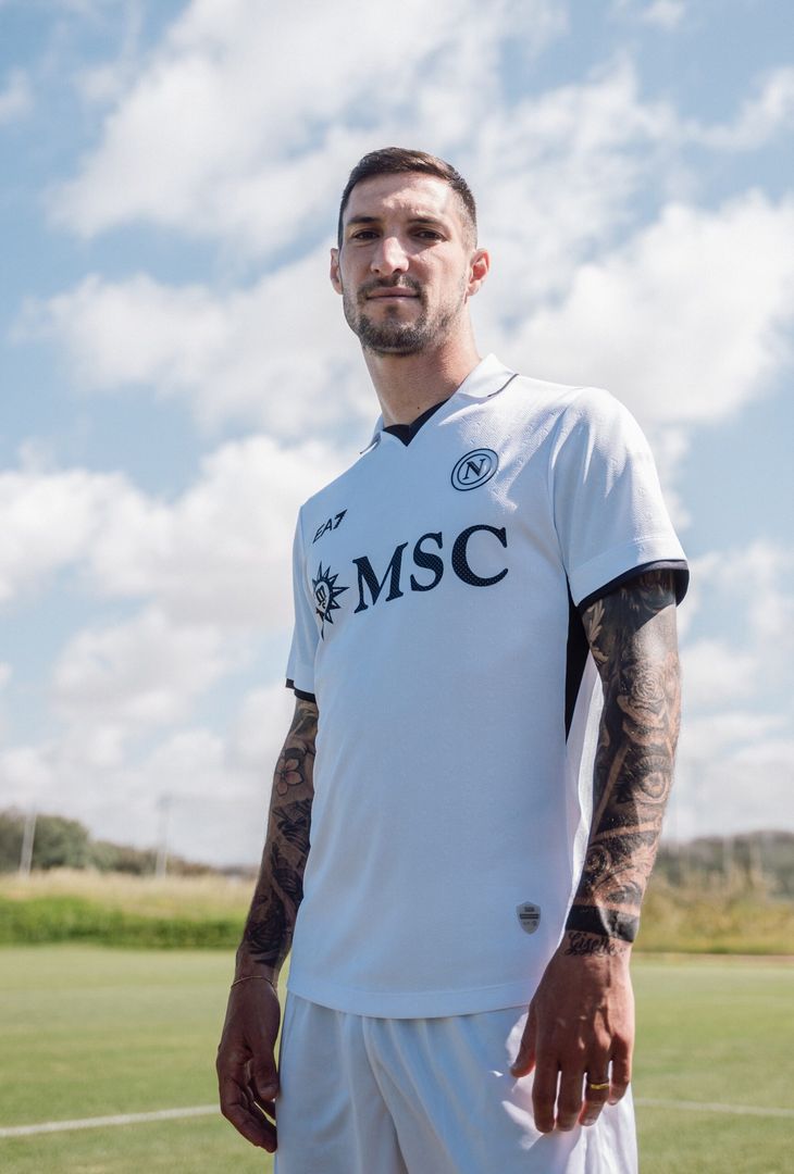Dalle 19.26 sono in vendita le nuove maglie da trasferta del Napoli