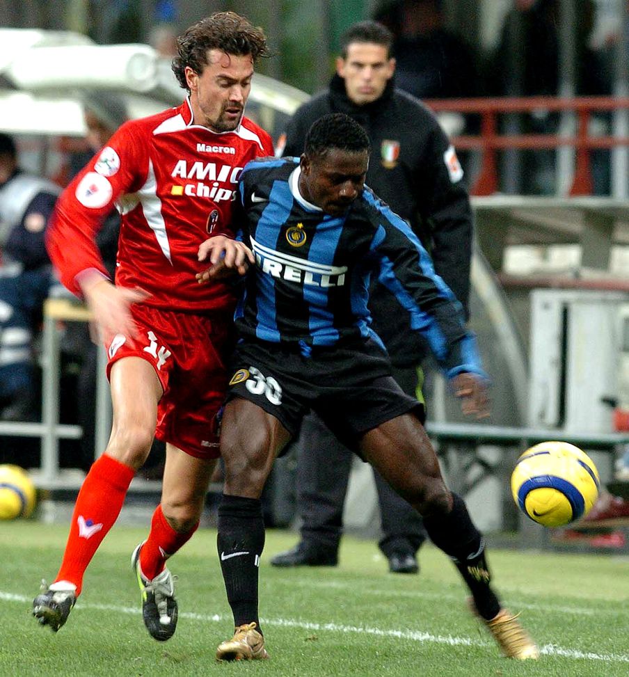 MILANO, ITALIA - 10 NOVEMBRE: Obafemi Martin #30 dell'Inter e Jonatan Binotto #14 del Bologna lottano per il pallone durante la partita del 10 novembre 2004 a Milano. (Foto di New Press/Getty Images) Binotto giovanili SPAL