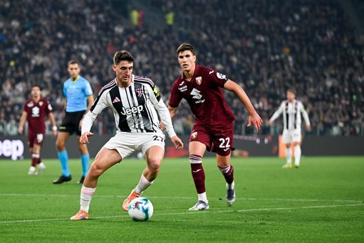 TURIN, ITALY - NOVEMBER 08: Andrea Cambiaso of Juventus controls the ball during the Serie A match between Juventus FC and Torino FC at Juventus Stadium on November 08, 2025 in Turin, Italy. (Photo by Daniele Badolato - Juventus FC/Juventus FC via Getty Images)