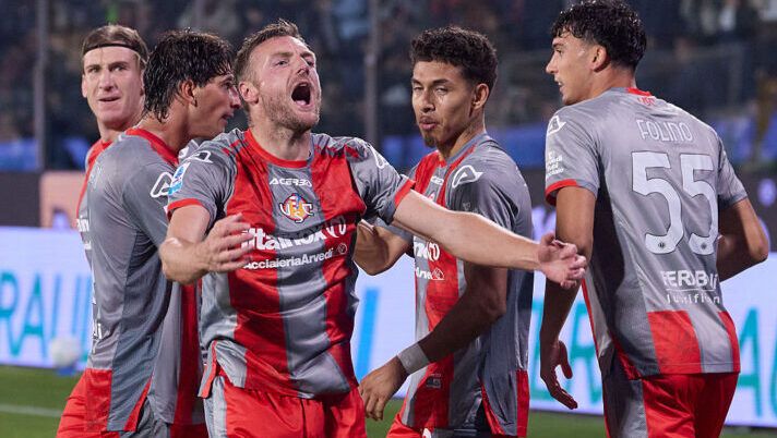 CREMONA, ITALY - OCTOBER 25: Jamie Vardy of US Cremonese celebrates after scoring his team's first goal during the Serie A match between US Cremonese and Atalanta BC at Stadio Giovanni Zini on October 25, 2025 in Cremona, Italy. (Photo by Emmanuele Ciancaglini/Getty Images) Ds Cremonese: “Vardy? È un’icona, giocatore di alto livello! I nostri obiettivi…” - immagine 1