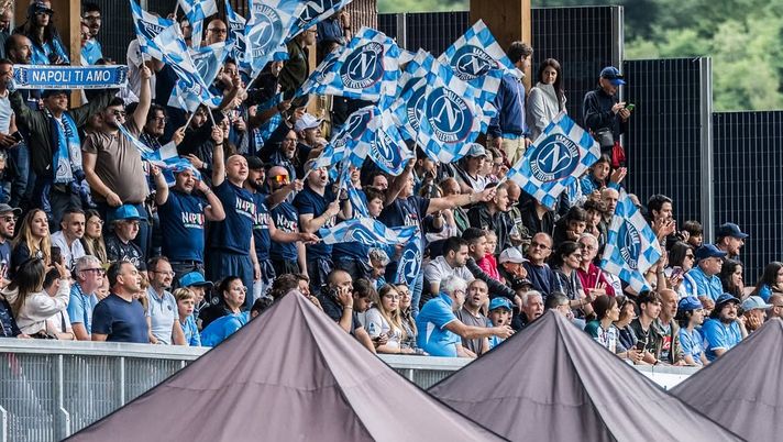 L’inventiva dei napoletani: un nuovo modo per ripararsi dal sole – LA FOTO - immagine 1