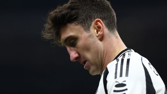 MILAN, ITALY - NOVEMBER 23: Andrea Cambiaso of Juventus looks on during the Serie A match between AC Milan and Juventus at Stadio Giuseppe Meazza on November 23, 2024 in Milan, Italy. (Photo by Marco Luzzani/Getty Images) UFFICIALE – Juventus, si ferma anche Cambiaso: la diagnosi dell’infortunio - immagine 1