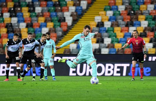UDINE, ITALY - APRIL 10: Andrea Belotti of Torino FC scores their side's first goal from the penalty spot during the Serie A match between Udinese Calcio and Torino FC at Dacia Arena on April 10, 2021 in Udine, Italy. Sporting stadiums around Italy remain under strict restrictions due to the Coronavirus Pandemic as Government social distancing laws prohibit fans inside venues resulting in games being played behind closed doors. (Photo by Alessandro Sabattini/Getty Images) Torino, Belotti e il gol su azione da ritrovare: l’ultimo fu quasi tre mesi fa- immagine 2