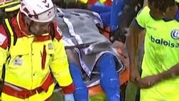 Derby di Gent, i giocatori diventano barellieri prima del 2-2 finale…