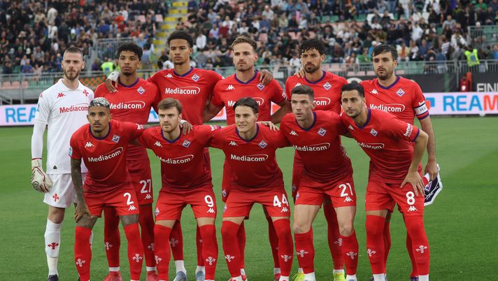 VENICE, ITALY - MAY 12: Players of Fiorentina pose for photo prior to the Serie A match between Venezia and Fiorentina at Stadio Pier Luigi Penzo on May 12, 2025 in Venice, Italy. (Photo by Maurizio Lagana/Getty Images) Chiarugi: “Palladino si è assunto responsabilità, i giocatori quanto valgono?” - immagine 1