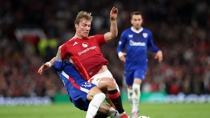 MANCHESTER, ENGLAND - MAY 08: Unai Nunez of Athletic Club clashes with Rasmus Hojlund of Manchester United during the UEFA Europa League 2024/25 Semi Final Second Leg match between Manchester United and Athletic Club at Old Trafford on May 08, 2025 in Manchester, England. (Photo by Michael Steele/Getty Images) Pubill Estupinian