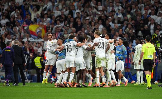 MADRID, SPAGNA - 26 OTTOBRE: I giocatori del Real Madrid festeggiano dopo la vittoria contro l'FC Barcelona durante la partita LaLiga EA Sports tra Real Madrid CF e FC Barcelona all'Estadio Santiago Bernabeu il 26 ottobre 2025 a Madrid, Spagna. (Foto di Angel Martinez/Getty Images) Liga: Real-Barça in vetta, inseguono Villareal e Colchoneros. Grande traffico in zona retrocessione- immagine 2