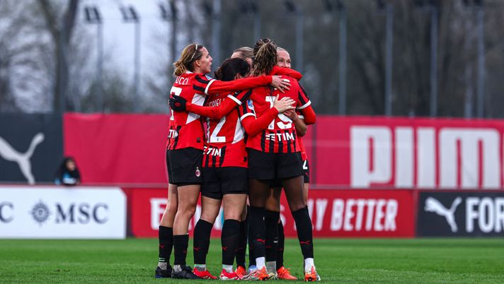 MILAN, ITALY - MARCH 22: Evelyn Ijeh of AC Milan Women celebrates her goal with her team-mates during the Women Serie A Playoff Group A match between AC Milan and AS Roma at Vismara PUMA House of Football on March 22, 2025 in Milan, Italy. (Photo by Giuseppe Cottini/AC Milan via Getty Images) milan-roma-femminile-chante-dompig-completa-la-rimonta-rossonera-poule-scudetto-serie-a