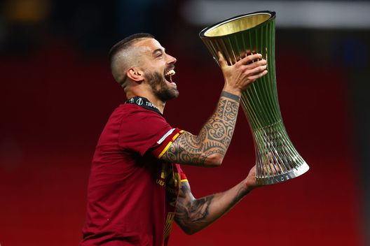 TIRANA, ALBANIA - MAY 25: Leonardo Spinazzola of AS Roma celebrates with the UEFA Europa Conference League Trophy after their sides victory in the UEFA Conference League final match between AS Roma and Feyenoord at Arena Kombetare on May 25, 2022 in Tirana, Albania. (Photo by Alex Pantling/Getty Images)