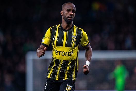Elazar Dasa con la maglia del Vitesse nel 2021. Il difensore ha segnato il goal vittoria nella sfida di andata (Photo by Sebastian Frej/MB Media/Getty Images) Estonia-Israele, chi può fare da terzo incomodo tra Italia e Norvegia?- immagine 2