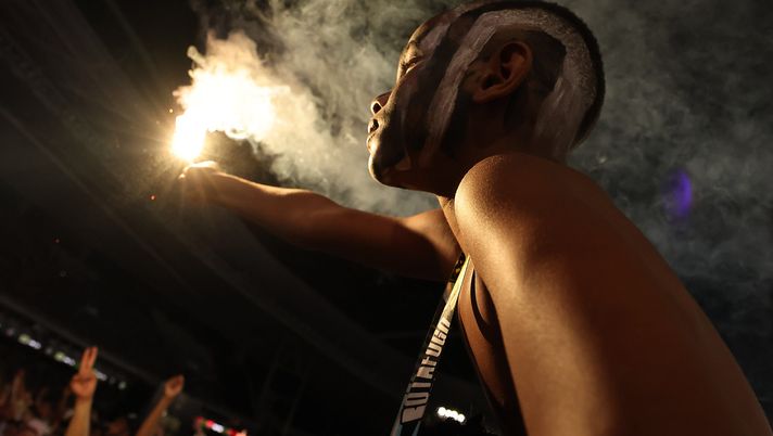 RIO DE JANEIRO, BRASILE - 30 NOVEMBRE: Un tifoso del Botafogo celebra la vittoria della squadra con una fiammata nella finale della Copa CONMEBOL Libertadores 2024 contro l'Atletico Mineiro durante il Botafogo Fan Fest all'Estadio Olimpico Nilton Santos il 30 novembre 2024 a Rio de Janeiro, Brasile. (Foto di Wagner Meier/Getty Images) Atletico Botafogo