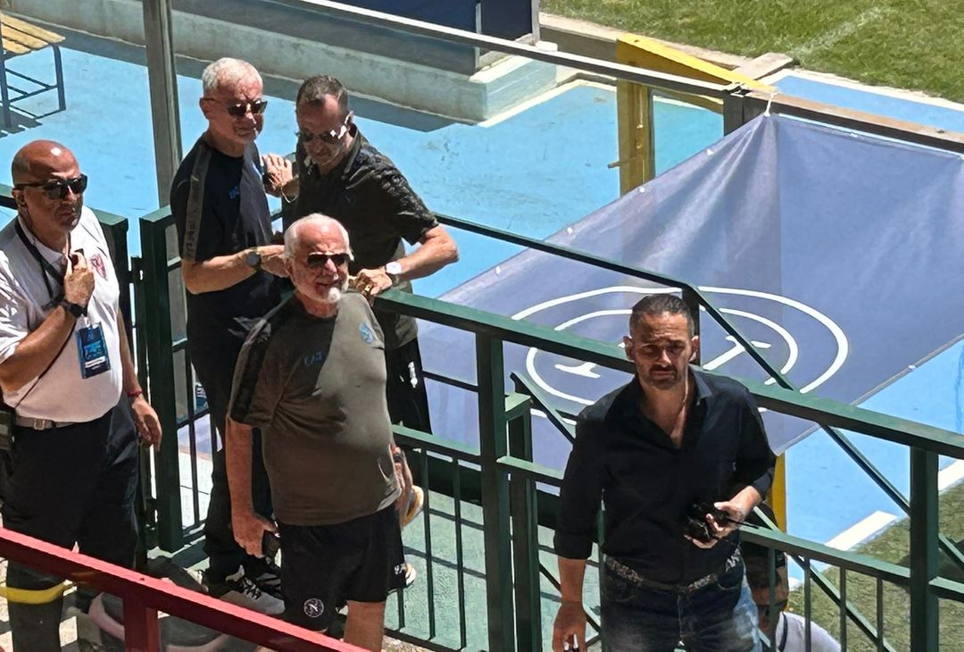 GALLERY De Laurentiis gioioso, selfie e risate coi tifosi sugli spalti - immagine 7