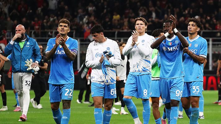 MILAN, ITALY - SEPTEMBER 28: Frank Anguissa of Napoli is dejected after the Serie A match between AC Milan and SSC Napoli at Giuseppe Meazza Stadium on September 28, 2025 in Milan, Italy. (Photo by Marco Luzzani/Getty Images) Napoli-Sporting, ChatGpt non ha dubbi: ecco il pronostico dell’IA - immagine 1