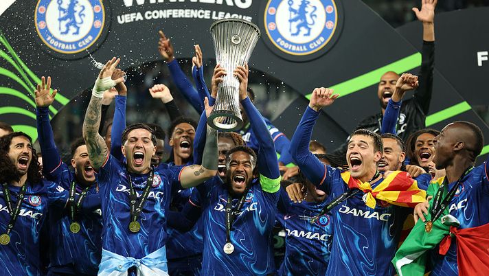 WROCLAW, POLAND - MAY 28: Reece James of Chelsea lifts the UEFA Conference League trophy after his team's victory in the UEFA Conference League Final 2025 between Real Betis Balompie and Chelsea FC at on May 28, 2025 in Wroclaw, Poland. (Photo by Richard Heathcote/Getty Images) Mondiale per Club: Chelsea, i campioni della Conference League - immagine 1