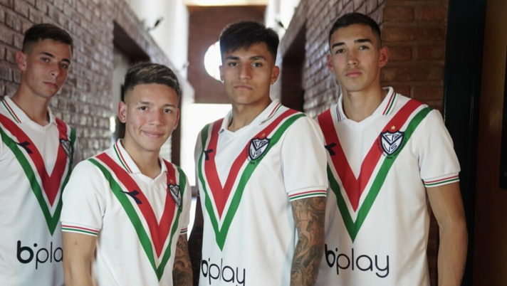 Velez likes Italia: ecco la maglia del club argentino in omaggio al Bel Paese Il Velez omaggia l'Italia con una maglia tricolore