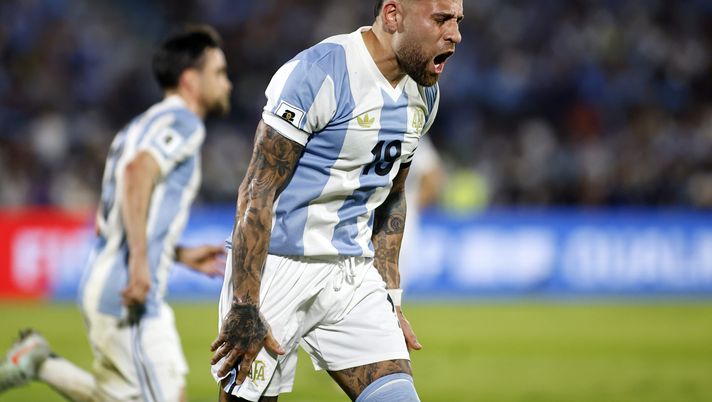 MONTEVIDEO, URUGUAY - MARCH 21: Nicolas Otamendi of Argentina reacts during the South of American FIFA World Cup 2026 Qualifier match between Uruguay and Argentina at Centenario Stadium on March 21, 2025 in Montevideo, Uruguay. (Photo by Ernesto Ryan/Getty Images) otamendi marchesin