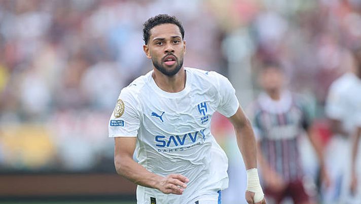 ORLANDO, FLORIDA - JULY 04: Renan Lodi #6 of Al Hilal reacts during the FIFA Club World Cup 2025 quarter final match between Fluminense FC and Al Hilal at Camping World Stadium on July 04, 2025 in Orlando, Florida. (Photo by Alex Grimm/Getty Images) Al Hilal, Renan Lodi escluso dal campionato: rescissione del contratto e battaglia legale - immagine 1