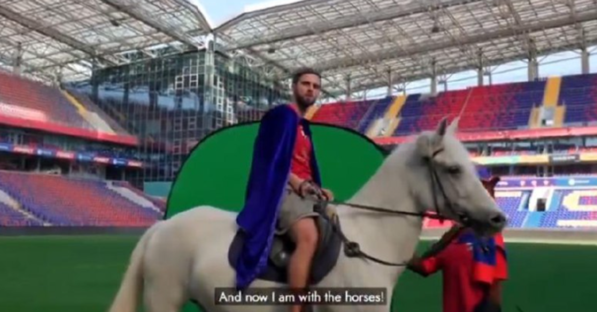 Su un cavallo nello stadio: la presentazione di Pjanic al CSKA | VIDEO