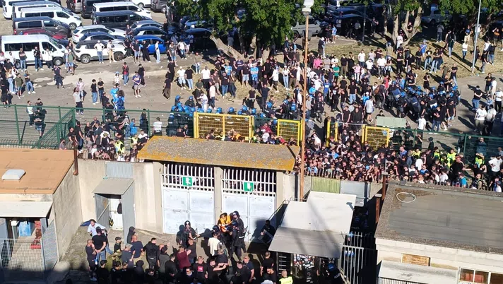 Lecce-Napoli, forti tensioni al Via del Mare: scontri tra gruppi ultras e polizia. La ricostruzione - immagine 1