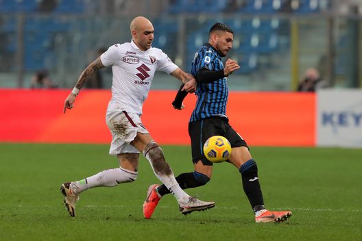 BERGAMO, ITALY - FEBRUARY 06: Jose Luis Palomino of Atalanta B.C. and Simone Zaza of Torino FC battle for possession during the Serie A match between Atalanta BC and Torino FC at Gewiss Stadium on February 06, 2021 in Bergamo, Italy. Sporting stadiums around Italy remain under strict restrictions due to the Coronavirus Pandemic as Government social distancing laws prohibit fans inside venues resulting in games being played behind closed doors. (Photo by Emilio Andreoli/Getty Images) Zaza, Verdi e Bonazzoli: contro il Genoa un’altra chance in attesa di Sanabria- immagine 2