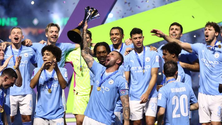 JEDDAH, SAUDI ARABIA - DECEMBER 22: Kyle Walker of Manchester City lifts the FIFA Club World Cup trophy after their team's victory in the FIFA Club World Cup Saudi Arabia 2023 Final between Manchester City and Fluminense at King Abdullah Sports City on December 22, 2023 in Jeddah, Saudi Arabia. (Photo by Francois Nel/Getty Images) Mondiale per Club 2029, possibilità anche per il Napoli: i criteri di qualificazione - immagine 1