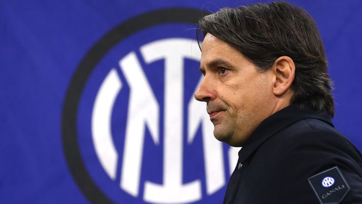 MILAN, ITALY - FEBRUARY 25: Simone Inzaghi, Head Coach of FC Internazionale, stands in front of a FC Internazionale badge prior to the Coppa Italia Quarter Final match between FC Internazionale and SS Lazio at Stadio Giuseppe Meazza on February 25, 2025 in Milan, Italy. (Photo by Marco Luzzani/Getty Images) Napoli-Inter, nerazzurri obbligati a vincere? Di Gennaro: “No, ma se lo facessero…” - immagine 1