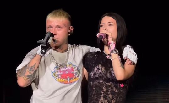 Lazza “sgrida” Anna Pepe sul palco del Forum, il siparietto: tutta colpa dell’Inter Lazza “sgrida” Anna Pepe sul palco del Forum, il siparietto: tutta colpa dell’Inter - immagine 1