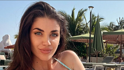 Décolleté super Eleonora Boi a Miami. Prova costume superata per lady Gallinari