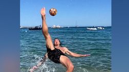 Ex Milan – Ibrahimovic, che rovesciata in vacanza! | VIDEO