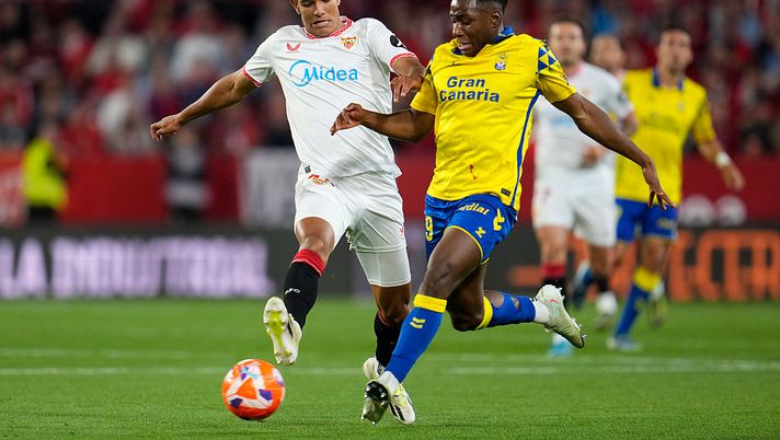 SEVILLE, SPAIN - MAY 13: Leandro Antonetti of Sevilla FC and Dario Essugo of UD Las Palmas battle for possession during the LaLiga match between Sevilla FC and UD Las Palmas at Estadio Ramon Sanchez Pizjuan on May 13, 2025 in Seville, Spain. (Photo by Aitor Alcalde/Getty Images) Il Las Palmas valuta un ricorso contro il Siviglia per formazione irregolare - immagine 1