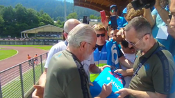 De Laurentiis mantiene la promessa, autografi e sorrisi ai tifosi azzurri a Carciato