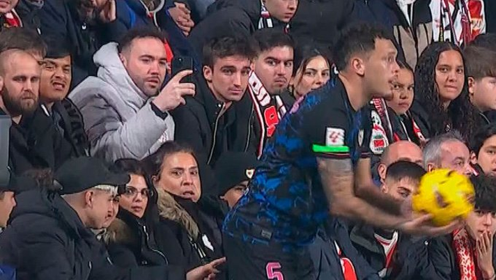 Dito fra le natiche: Lucas Ocampos molestato da un tifoso durante Rayo-Siviglia - immagine 1