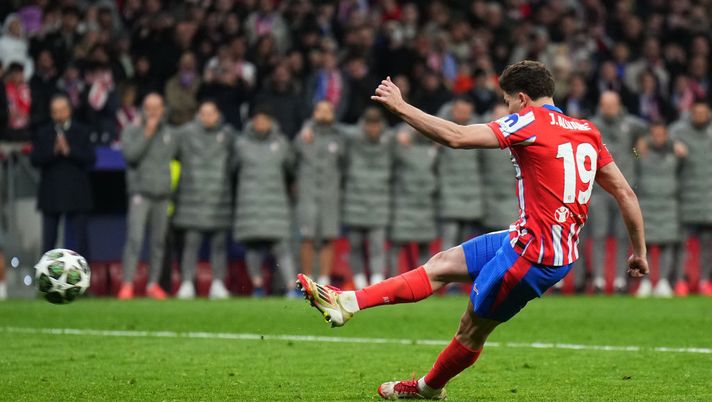 MADRID, SPAGNA - 12 MARZO: Julian Alvarez dell'Atletico Madrid segna il secondo rigore della squadra ai calci di rigore, che viene poi annullato in seguito a una revisione del VAR a causa di un tiro irregolare, durante la partita di ritorno degli ottavi di finale della UEFA Champions League 2024/25 tra Atletico Madrid e Real Madrid C.F. allo Stadio Metropolitano il 12 marzo 2025 a Madrid, Spagna (Foto di Angel Martinez/Getty Images) doppio tocco rigore