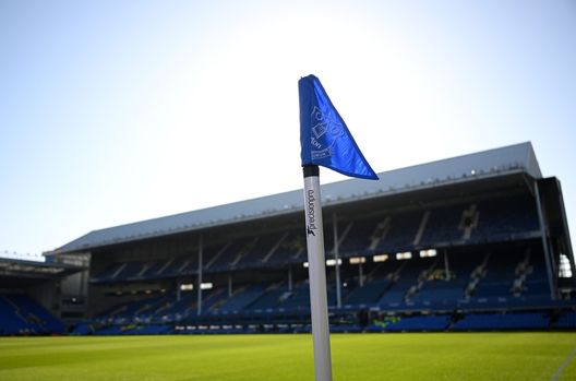 LIVERPOOL, ENGLAND - APRIL 24: General view inside the stadium as a detailed view of an Everton corner flag is seen prior to the Premier League match between Everton FC and Liverpool FC at Goodison Park on April 24, 2024 in Liverpool, England. (Photo by Michael Regan/Getty Images) Everton, per l’ultima partita al Goodison Park si potrà bere birra: l’iniziativa - immagine 1