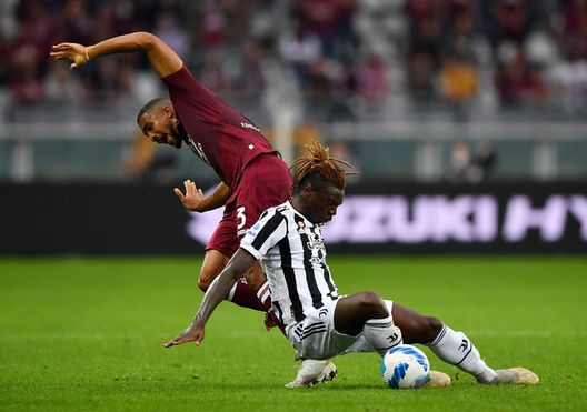 TURIN, ITALY - OCTOBER 02: Moise Kean of Juventus tackles Bremer of Torino during the Serie A match between Torino FC v Juventus at Stadio Olimpico di Torino on October 02, 2021 in Turin, Italy. (Photo by Valerio Pennicino/Getty Images)