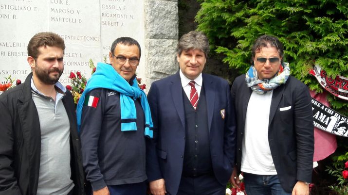 A Superga anche Sarri e il Napoli omaggiano il Grande Torino A Superga anche Sarri e il Napoli omaggiano il Grande Torino - immagine 1