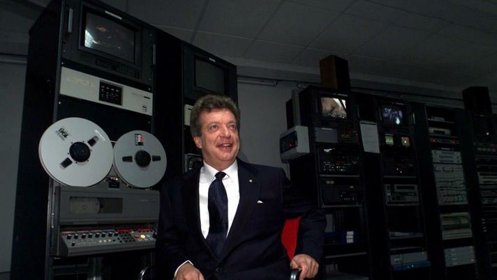 GERMOGLI PH:16/12/99 CAMPI BISENZIO NUOVI STUDI DI CECCHI GORI
NELLA FOTO VITTORIO CECCHI GORI PRESIDENTE DELLA FIORENTINA Cecchi Gori/2: “Mio babbo e la Juve, che ricordi. La Fiorentina ha dei problemi” - immagine 1