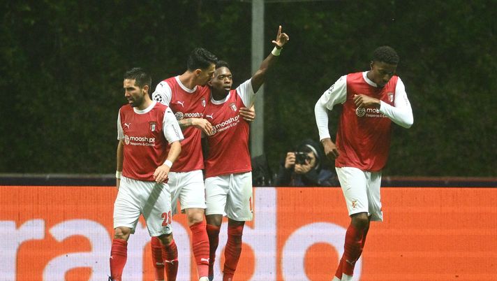 BRAGA, PORTUGAL - NOVEMBER 29: Alvaro Djalo of SC Braga celebrates with teammates after scoring the team's first goal during the UEFA Champions League match between SC Braga and 1. FC Union Berlin at Estadio Municipal de Braga on November 29, 2023 in Braga, Portugal. (Photo by Octavio Passos/Getty Images) Il Braga è micidiale in transizione e ha ritrovato brillantezza: Banza da tener d’occhio - immagine 1